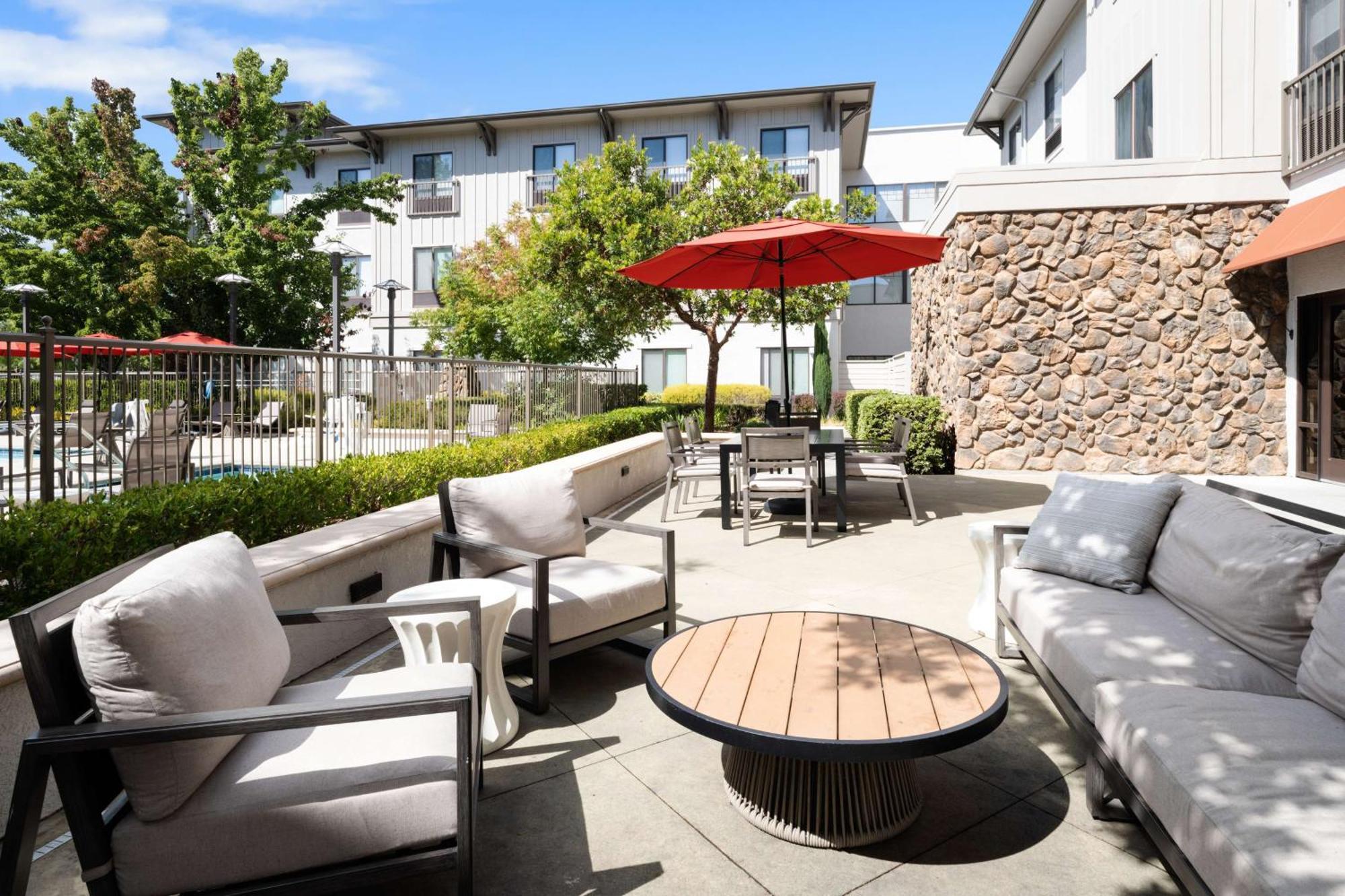 Hampton Inn & Suites Windsor-Sonoma Wine Country Exterior foto