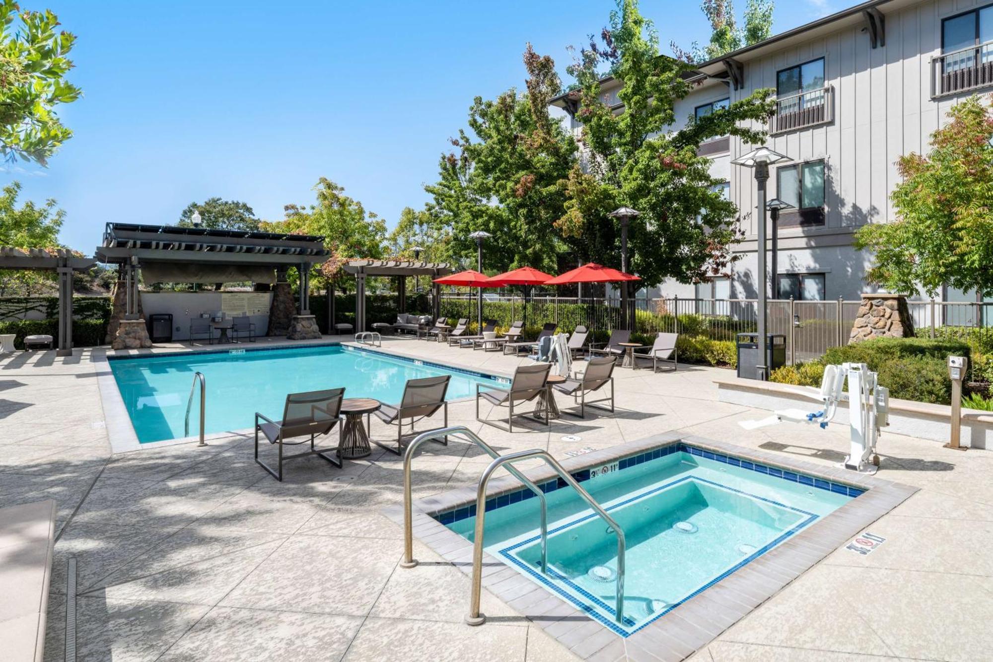 Hampton Inn & Suites Windsor-Sonoma Wine Country Exterior foto