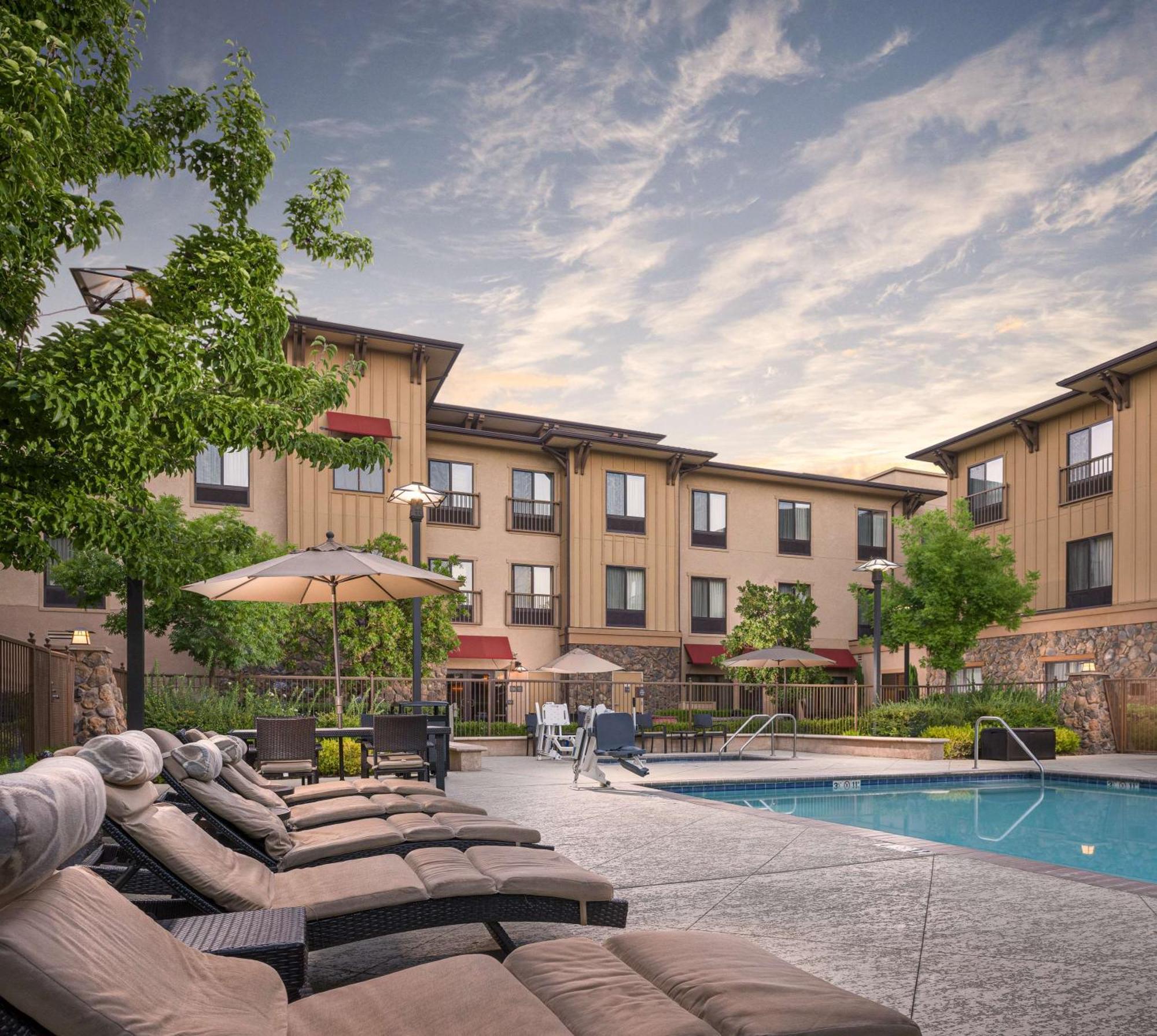 Hampton Inn & Suites Windsor-Sonoma Wine Country Exterior foto
